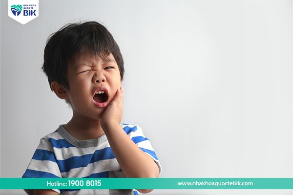 Trẻ bị khó chịu khi đau răng sâu