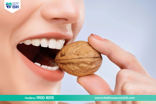 Ăn các thực phẩm giòn dai cứng để răng sâu nhanh rụng