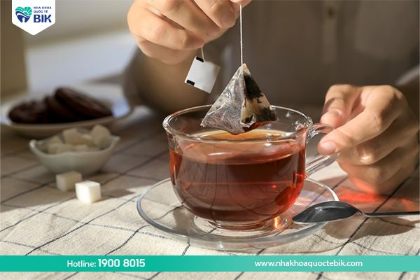 Sử dụng túi trà giảm đau răng khôn bị sâu