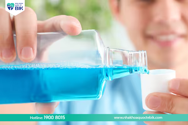 Dùng nước súc miệng xử lý nhiễm trùng khi nhổ răng khôn