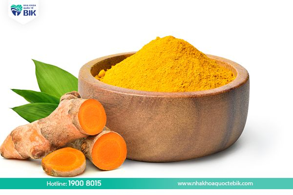 Treat bleeding gums and bad breath with turmeric powder