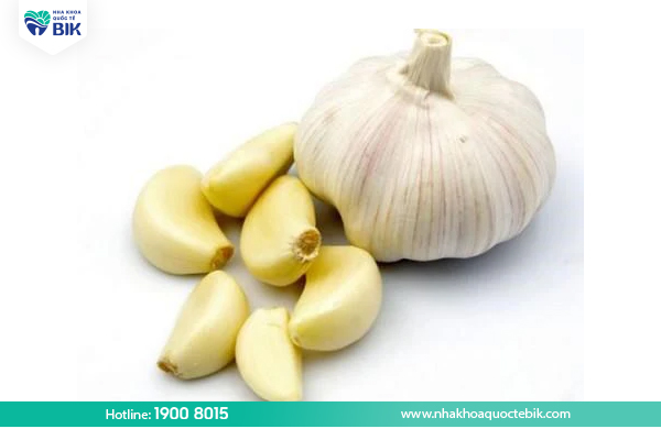 Treat tooth decay in adults with garlic