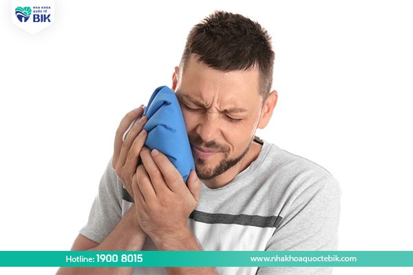 Cold compress to relieve toothache at home