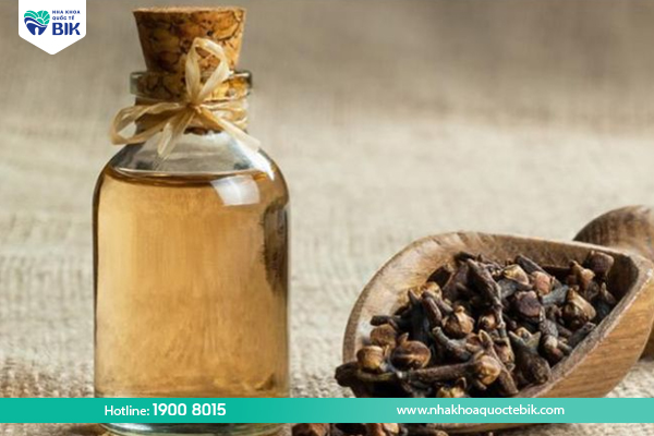 Treat toothache with clove oil