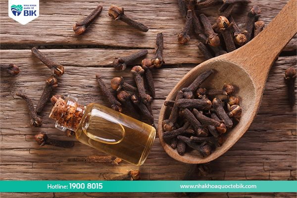 Using clove essential oil to relieve toothache