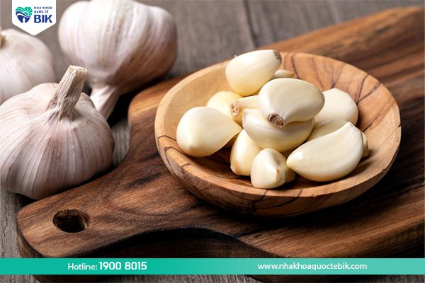 Relieve toothache at home with garlic