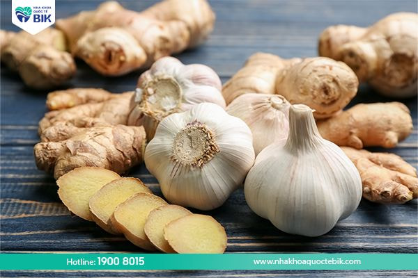 Using ginger and garlic to help relieve toothache at home