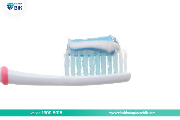 Toothpaste with less abrasives and foaming agents