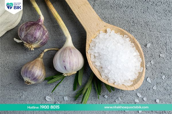 Stick garlic and salt to treat tooth decay