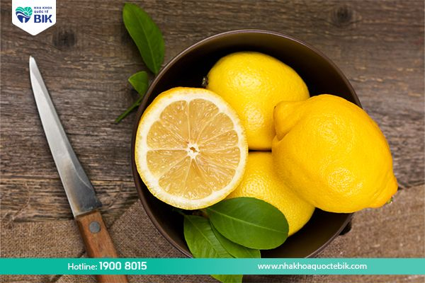 Fresh lemon juice effectively treats tooth decay