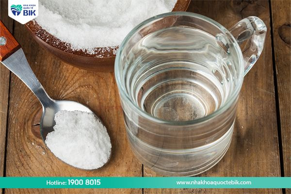 Using salt water to relieve toothache