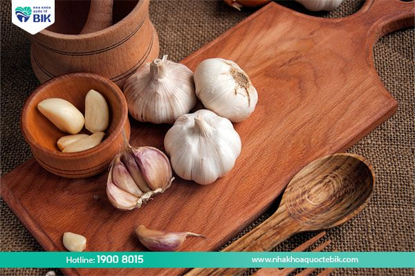 Garlic to treat tooth abscess at home