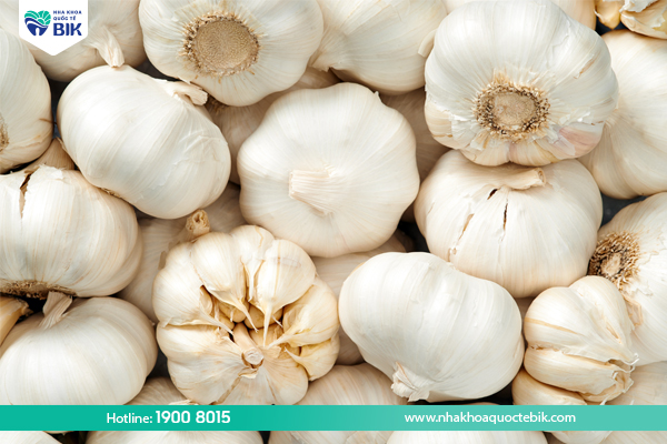 Treat loose teeth with garlic