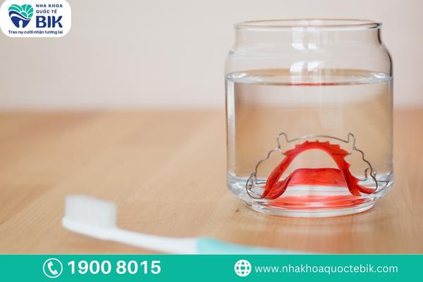 Oral hygiene when wearing removable braces